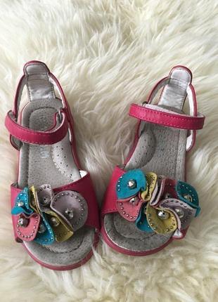 Красивые розовые детские босоножки