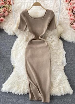 Платье миди трикотаж в рубчик с разрезом бежевое