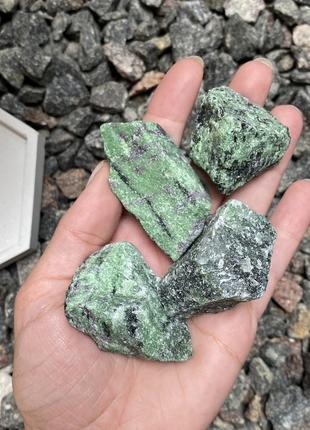 Цоизит натуральный, необработанный зеленый минерал с красными вкраплениями, разные размеры и вес, 1грамм=4 грн
