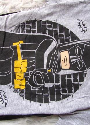 Сіра футболка з плащем бетмен лего batman lego dc comics5 фото
