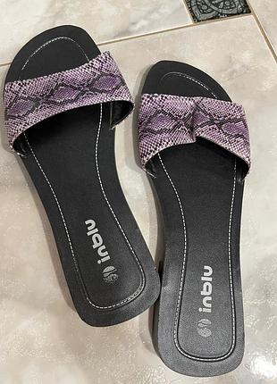 Шлепки со змеиным принтом