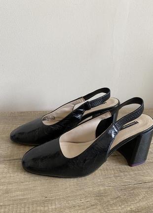 Туфли из натуральной кожи, подкладка тоже из натуральной кожи .