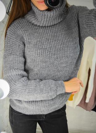 Объемные свитера под горло