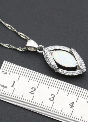 Кулон на цепочке с опалом.