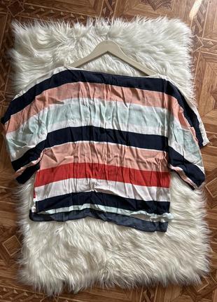 Легкая яркая футболка