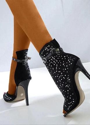 Туфлі, босоніжки