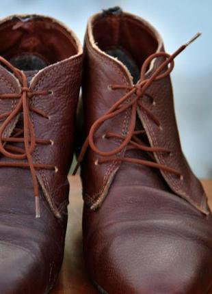 Кожанные коричневые ботинки на низком каблуке5 фото