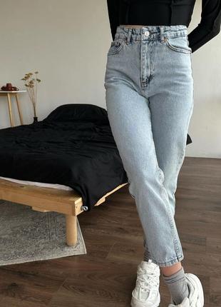 Светлые джинсы мом2 фото