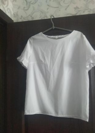 Біла футболка