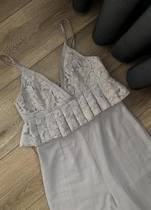 Серый брючный комбинезон с кружевом