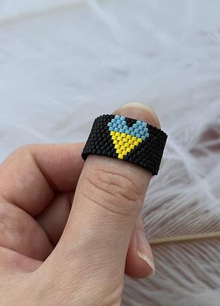 Кольцо из бисера черное "украина в сердце"