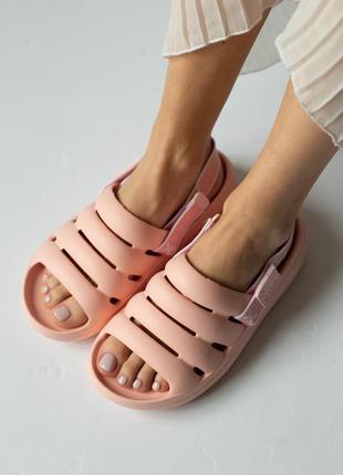 Жіночі шльопанці ніжно-рожеві в стилі crocs арт 1081