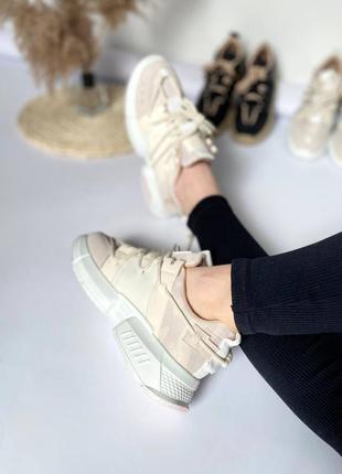 Кросівки жіночі