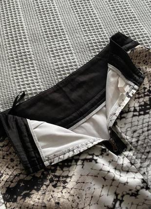 Атласная юбка со змеиным принтом5 фото
