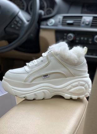 Buffalo london low white fur. жіночі зимові шкіряні кросівки на платформі😍 (з хутром)