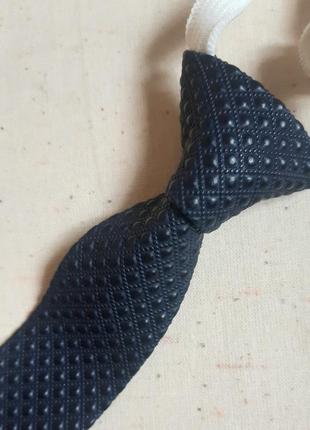 Нарядный черный кожаный галстук с объемным рельефом на дошкольника2 фото