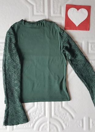 Тонкий трикотажный гольф с рукавами из кружева