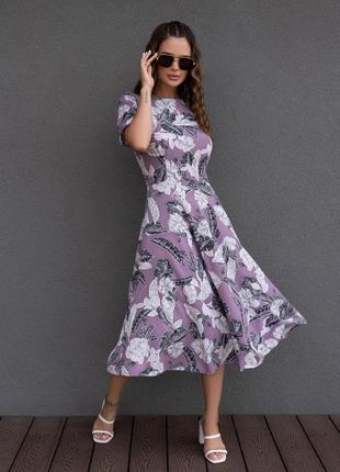 Сиреневое цветочное платье классического кроя