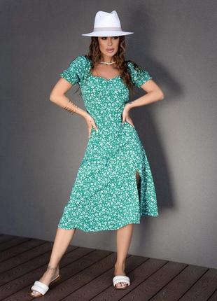 Зеленое цветочное платье с разрезом
