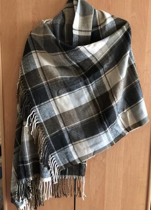 Великий красивий палантин.