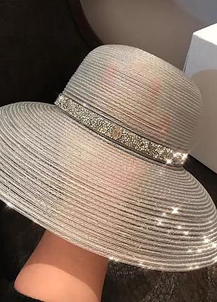 Роскошная солнцезащитная шляпа серебристая с лентой со стразами с широкими полями 53-58