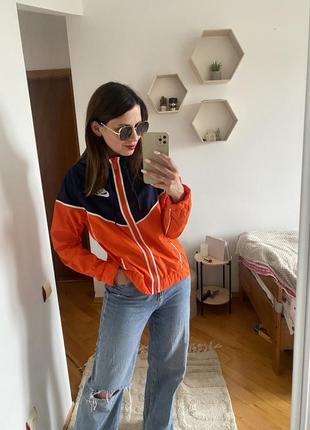 Дуже класна легка спортивна куртка
