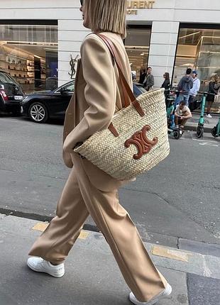 Плетенная соломенная сумка с коричневыми ручками в стиле celine