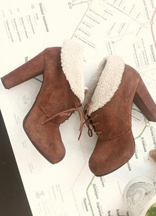 Натуральные замшевые ботильоны