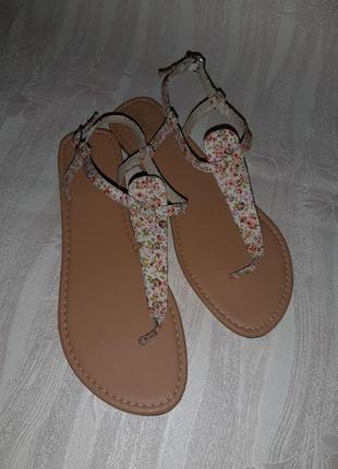 Цветочные тканевые босоножки вьетнамки