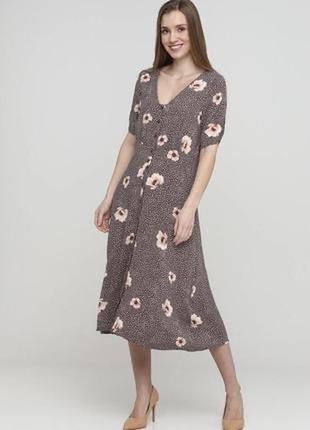 Пастельное платье с v-вырезом и цветочным узором на пуговицах h&amp;m.