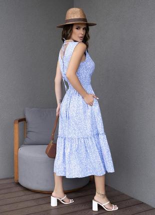 Нежное голубое платье с v-образными вырезами