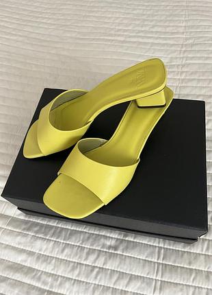 Шльопанці лимонного кольору