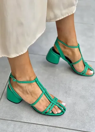 Стильные зеленые женские босоножки на каблуке/подборах кожаные/кожа-женская обувь на лето