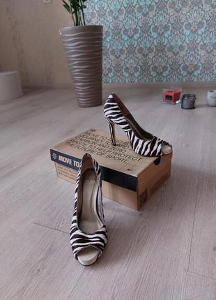 Туфлі лодочки на каблуку з принтом зебра carvela, 38 розмір1 фото