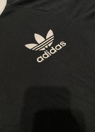 Футболка adidas с лампасами