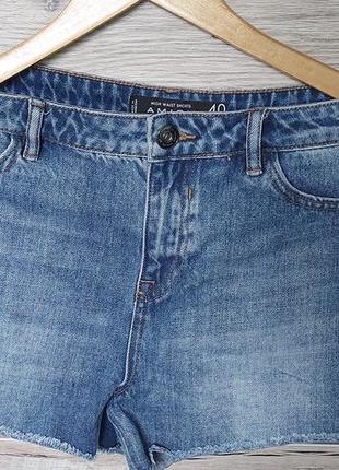 Синие джинсы с красивыми деталями на бедрах