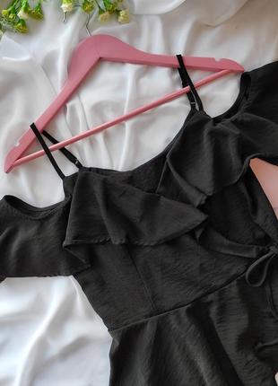 Стильна чорна блузка на бретелях з воланом на запах блузка з відкритою спиною1 фото