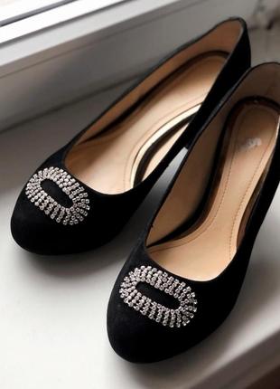 Туфли черные с украшением камешками