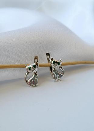 Серебряные сережки серьги кот с зелеными глазами серебро 925 пробы черненное арт 21501 3.30г