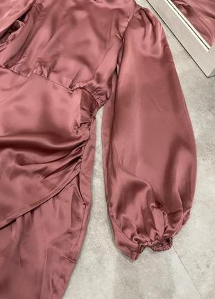 Розовое атласное платье мини с запахом и пышными рукавами flounce london ( sat red)6 фото
