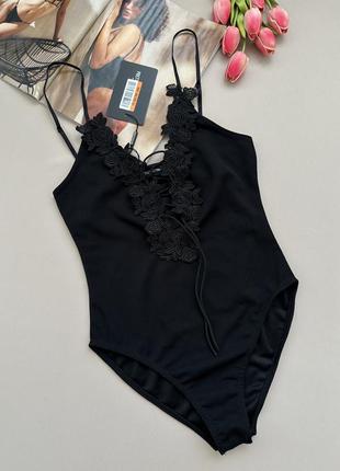 Черное боди со шнуровкой