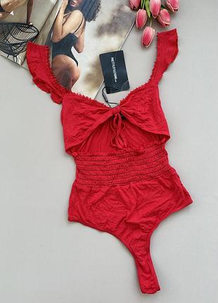 Боди красное из вискозы с вырезом под грудью