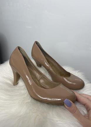 Туфли бежевого цвета лаковые