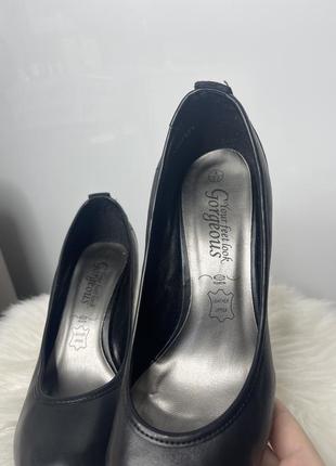 Кожаные туфли на каблуке