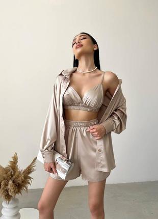 Цей стильний комплект-трійка - ідеальна формула для модного образу цього сезону. шортики надають нот