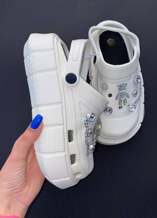 Crocs с джибитсами, белые