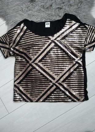 Блузка оздоблена паєтками