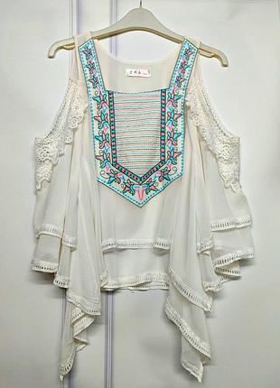 Класна білосніжна шифонова блуза цікавого крою.