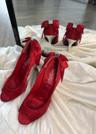 Червоні атласні туфельки