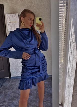 Синя атласна сукня